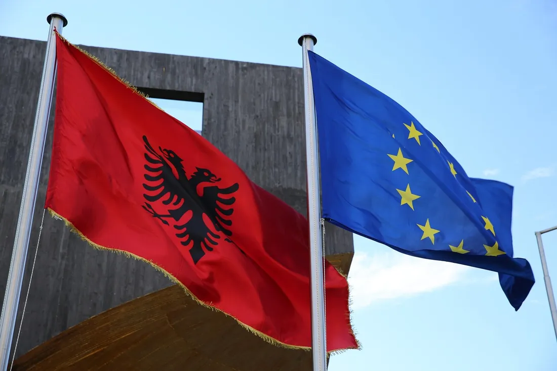 Flamuri i Shqipërisë pranë flamurit të Bashkimit Evropian