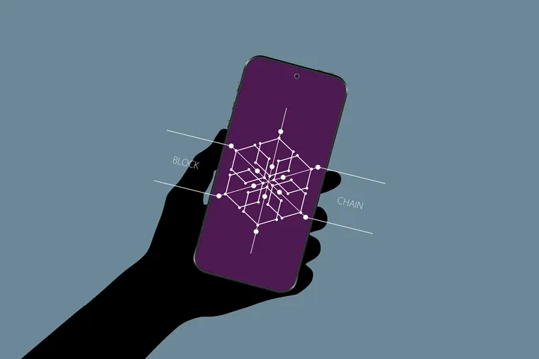 Dorë që mban celular me wallet, pagesë me bitcoin Lightning në Shkodër